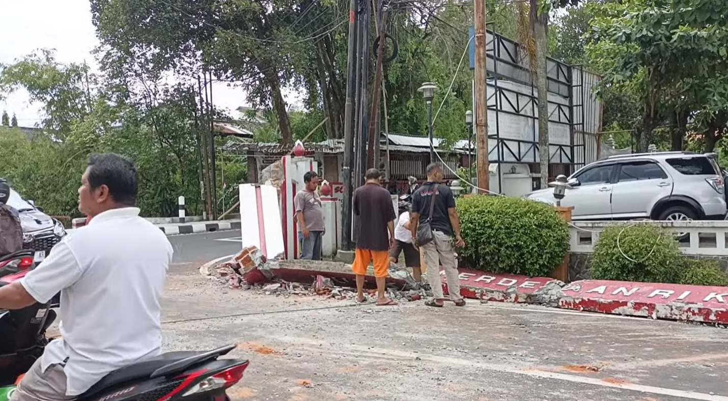 Gapura HUT Kemerdekaan RI di Prayan yang terletak di Padukuhan Prayan Kulon, Condongcatur, Depok, Sleman roboh ke timur akibat tertabrak truk molen ukuran besar yang melintas